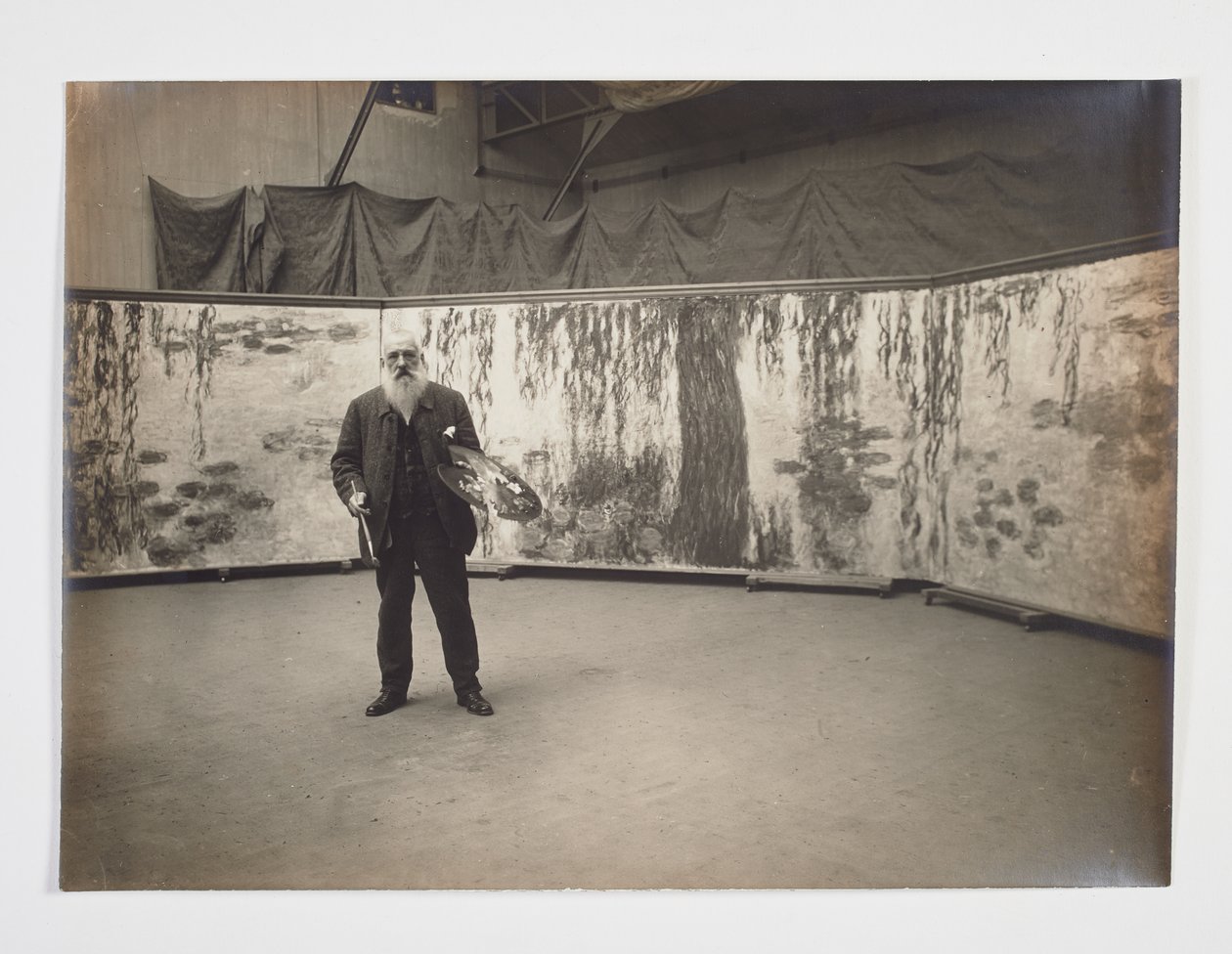 Claude Monet a palettájával a „Les nymphéas” című műve előtt alkotó: Henri (attr. to) Manuel