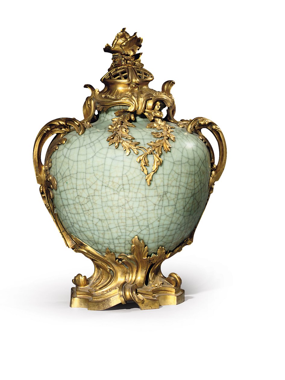 A XV. Lajos stílusú vázák és borítók egyike, 1883-as veretek, tizennyolcadik század végi – tizenkilencedik század eleji porcelán (ormolura szerelt kínai celadon porcelán) alkotó: Henri Dasson