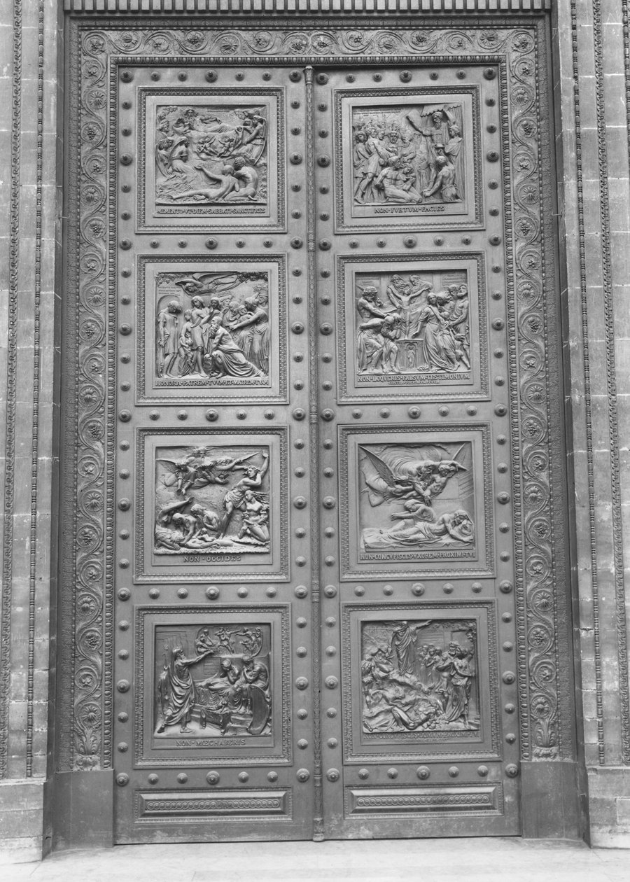 Kilátás a La Madeleine ajtajára, amely nyolc domborművet tartalmaz, amelyek a dekalógus és az ószövetségi jeleneteket ábrázolják (bronz) alkotó: Henri Joseph Francois de, baron Triqueti