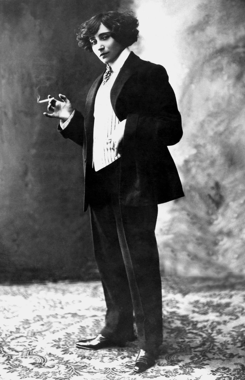 Colette francia író (1873-1954) férfi öltönyben dohányzik, fényképezte: Henri Manuel, c. 1909 alkotó: Henri Manuel