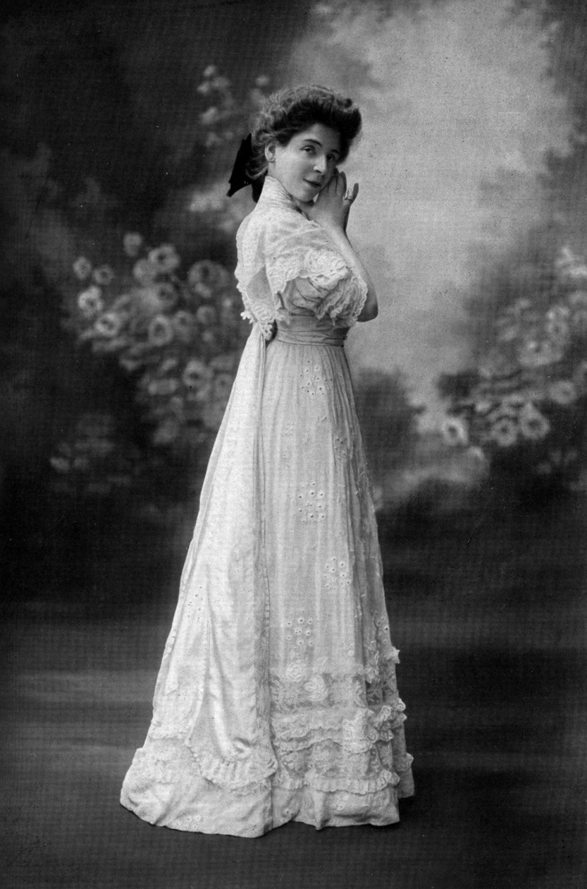 Miss Goldstein Yvonne szerepében a "Les plumes du Paon" című darabban, Párizs, Henri Manuel fotója a "Le Theatre" című francia lapból 1907. október alkotó: Henri Manuel