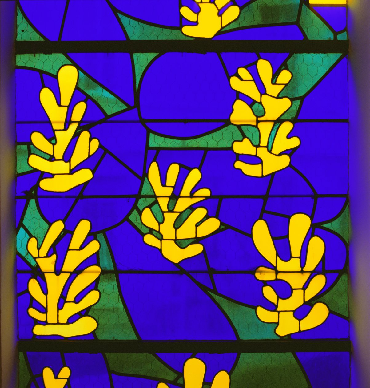 Életfa" Üvegfestmény az oltár mögött a Rózsafüzér kápolnában, Vence alkotó: Henri Matisse