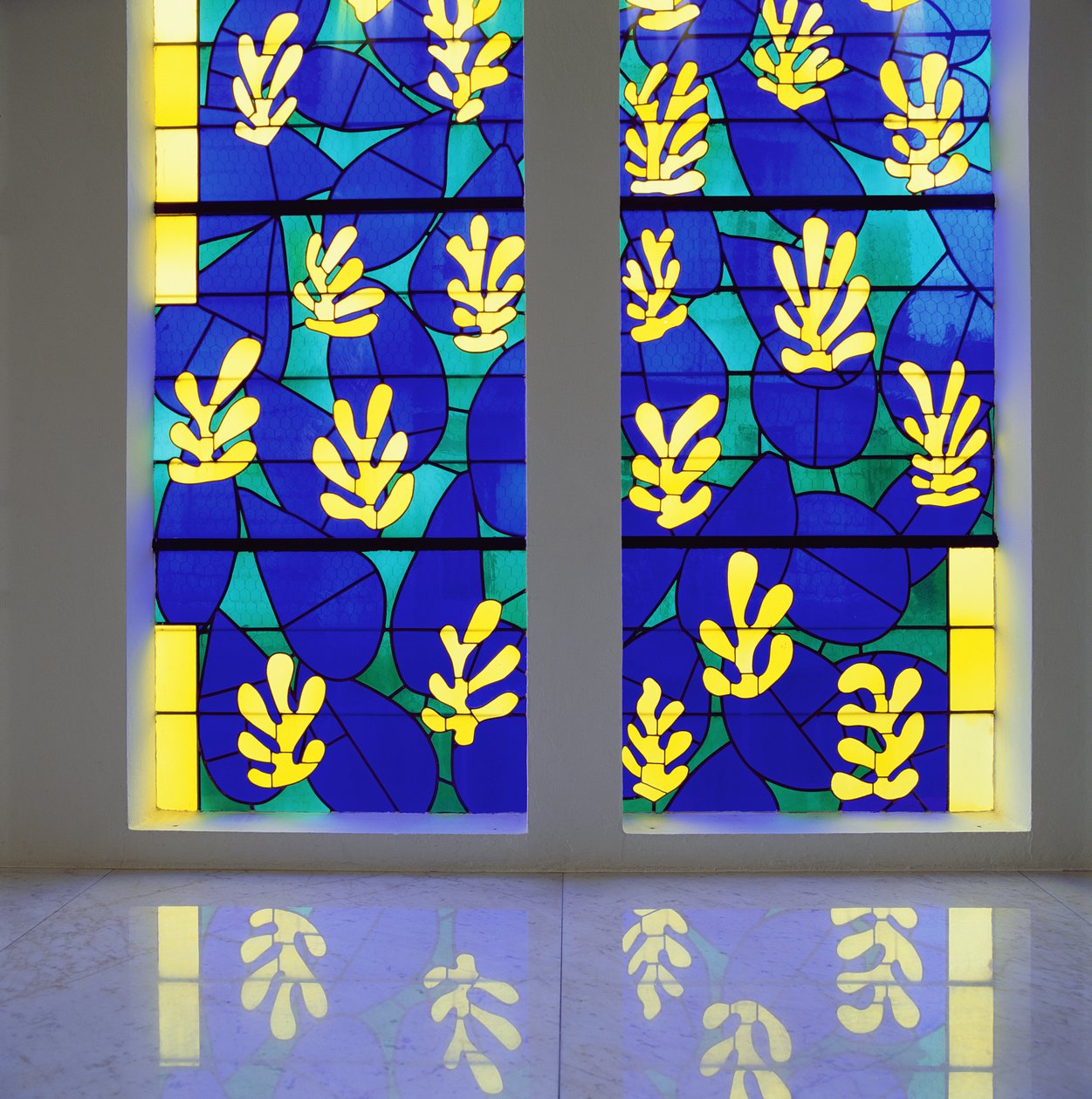 Életfa" Üvegfestmény az oltár mögött a Rózsafüzér kápolnában, Vence alkotó: Henri Matisse