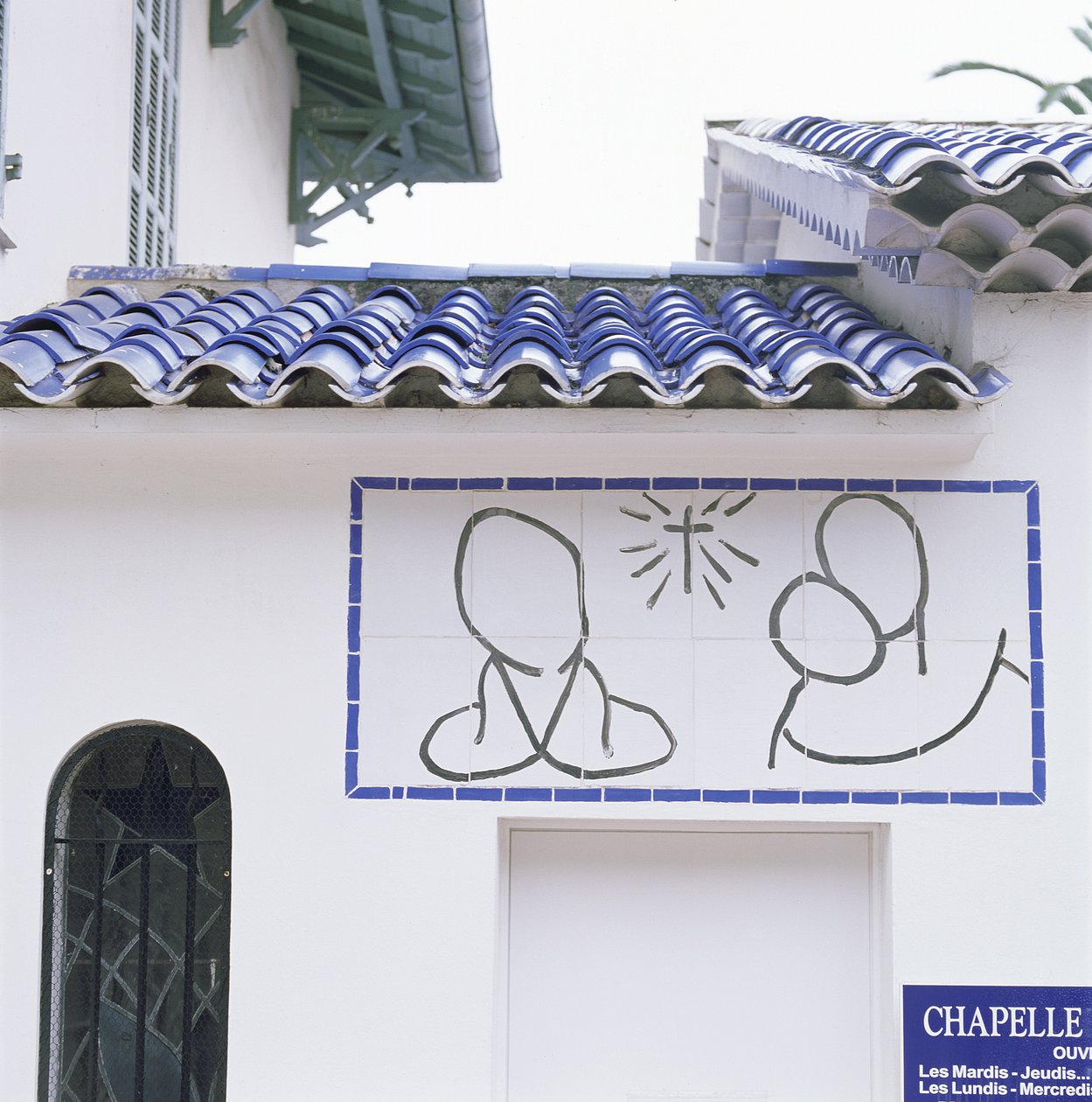 A Rózsafüzér kápolna bejáratának és tetejének nézete, Vence alkotó: Henri Matisse