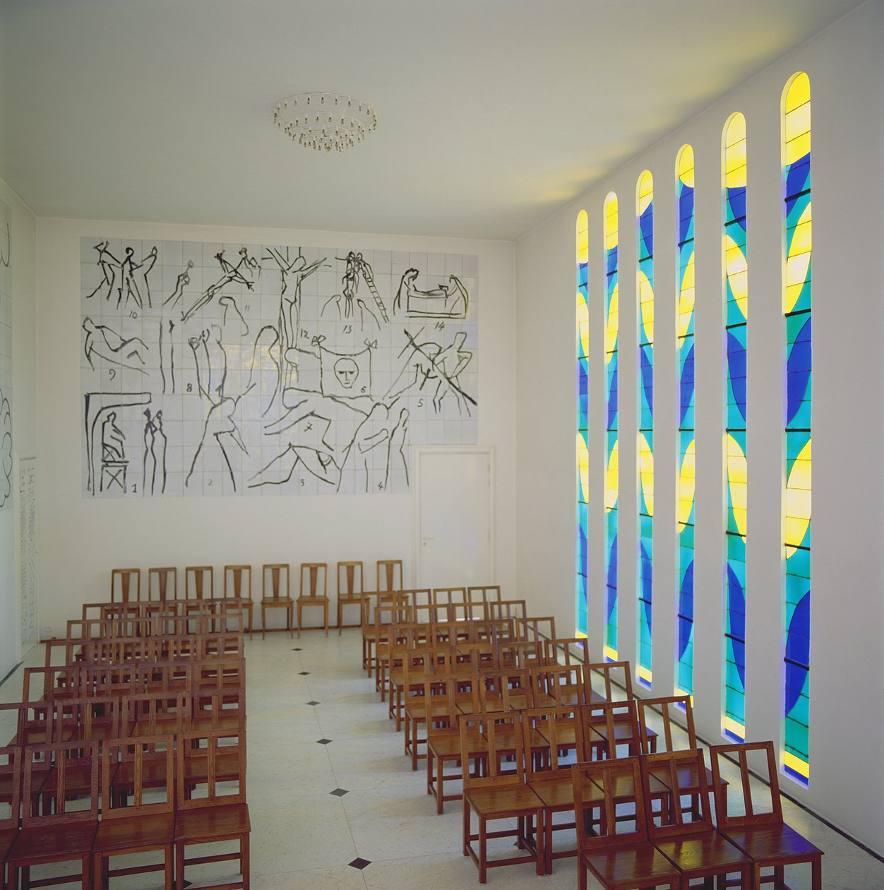A templomhajó, az oldalsó festett üvegablak és a keresztút stációi a Rózsafüzér kápolnában, Vence alkotó: Henri Matisse
