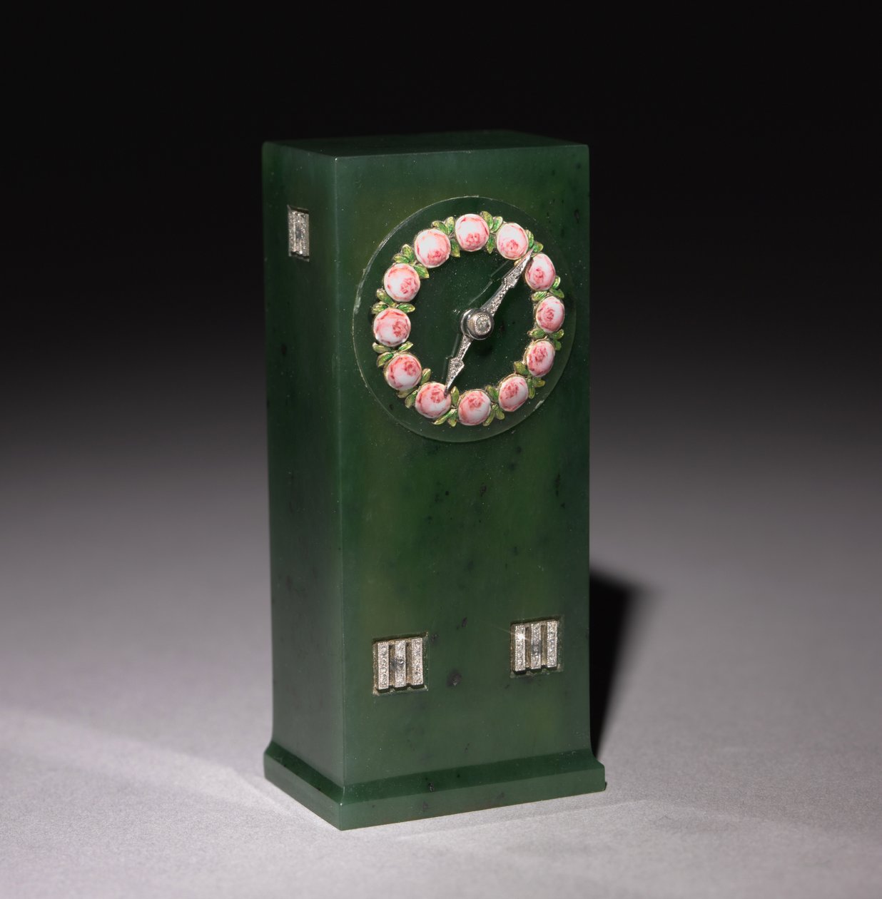 Óra, Peter Carl Fabergé (1846-1920) cége, 1903 után (jáde, arany, zománc, gyémánt) alkotó: Henrik Wigstrom