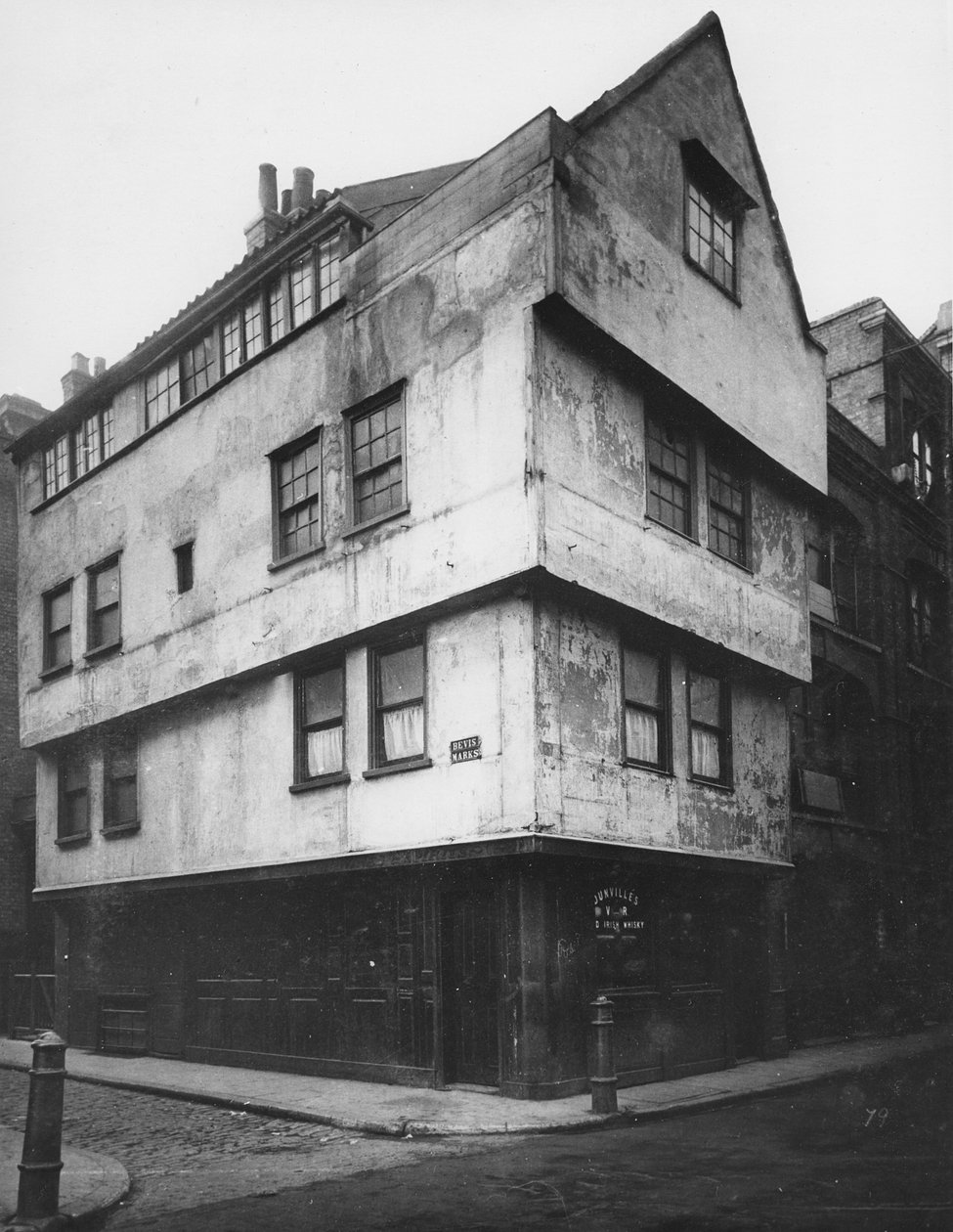 A Golden Axe Inn a St. Mary Axe és a Bevis Marks sarkán, Bishopsgate közelében, 1883 körül alkotó: Henry Dixon