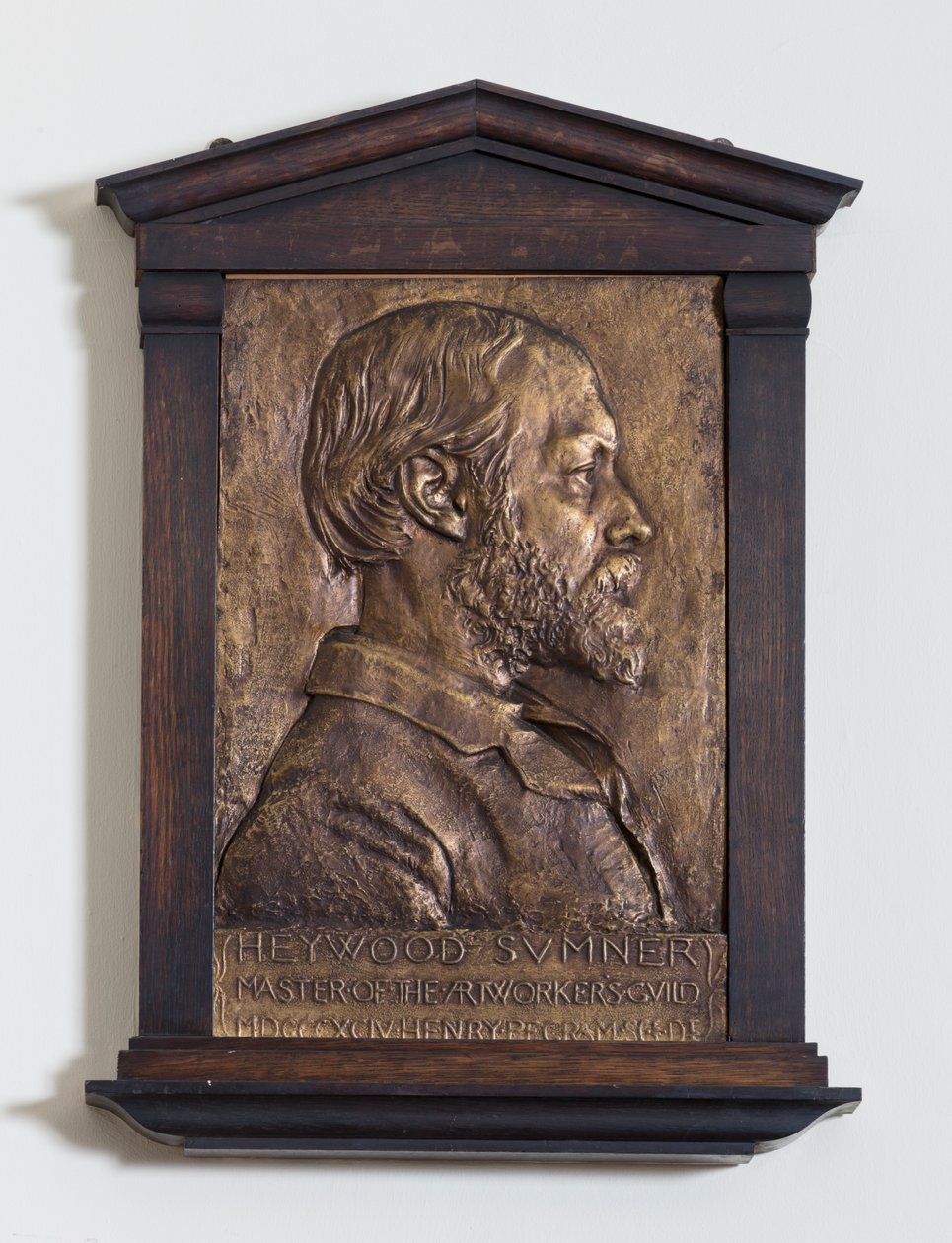Heywood Sumner tervezőt ábrázoló emléktábla alkotó: Henry Alfred Pegram