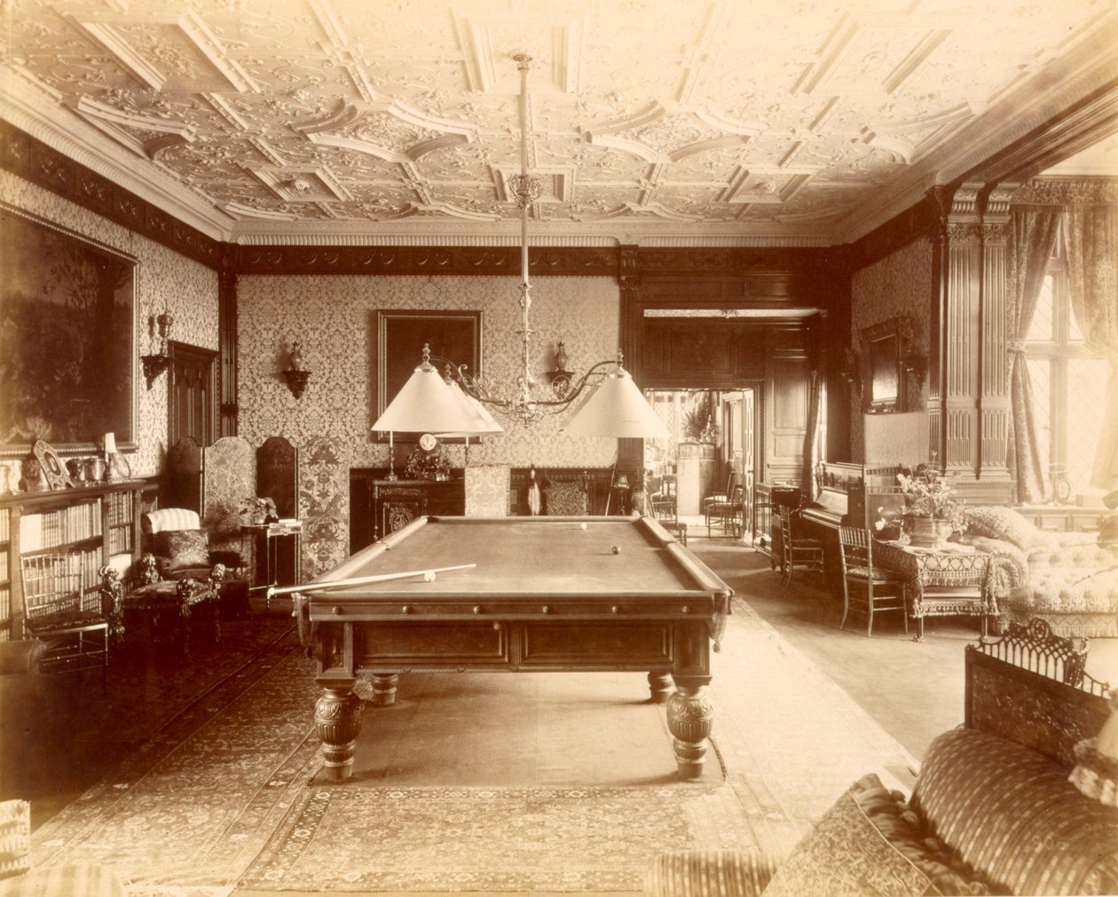 Biliárdterem az Ascott House-ban, Buckinghamshire, 1889. alkotó: Henry Bedford Lemere