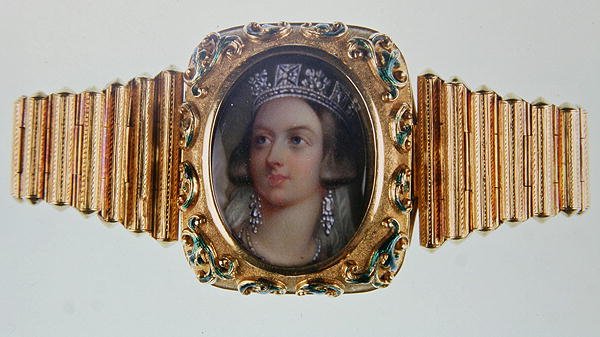 Viktória királynő miniatűrje arany karkötőben (zománc porcelánon és aranyon) alkotó: Henry Bone