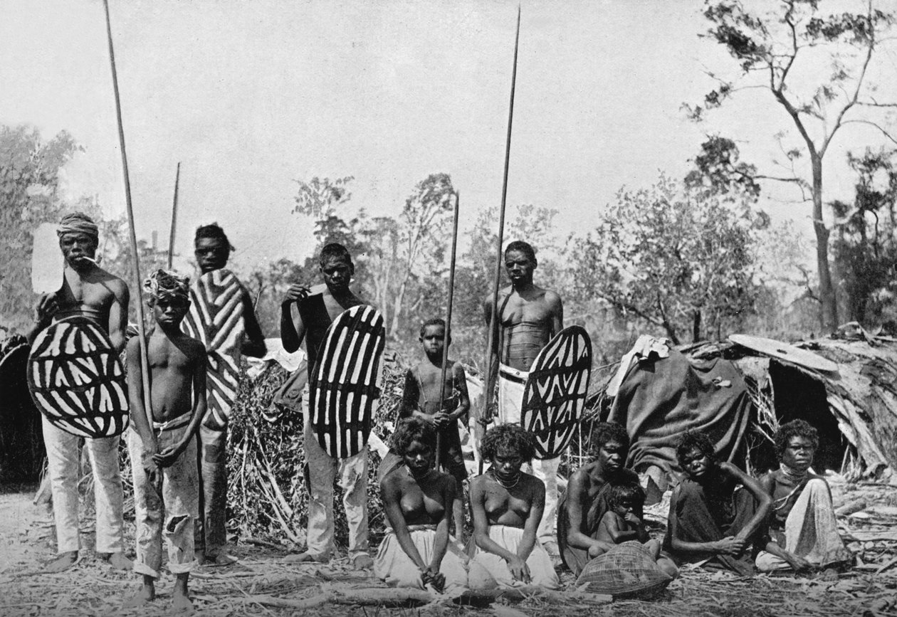 Queensland bennszülöttek csapata lándzsákkal és pajzsokkal, 1902 alkotó: Henry King