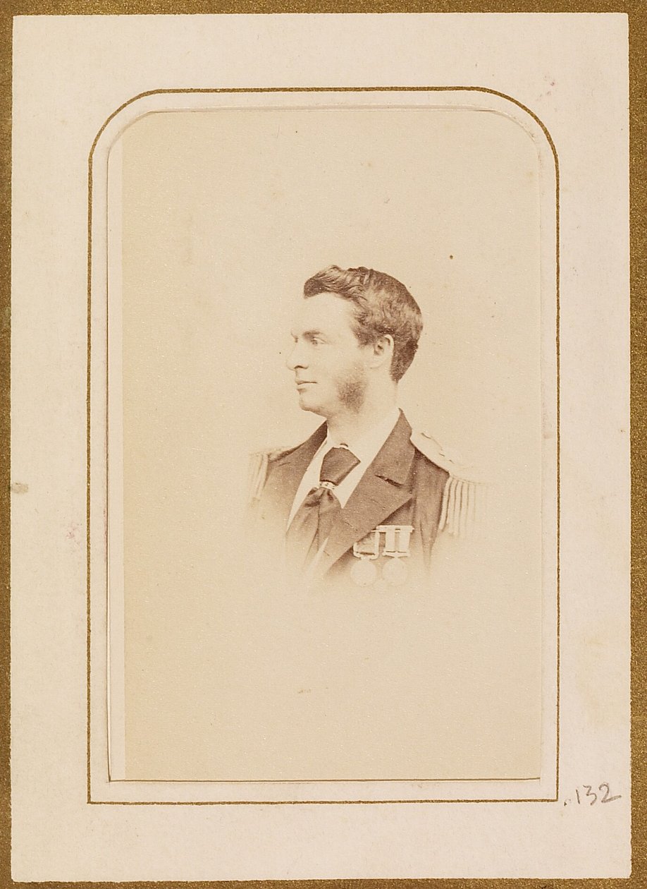 [Egy katonai egyenruhás férfi portréja] alkotó: Henry Maull and Co.