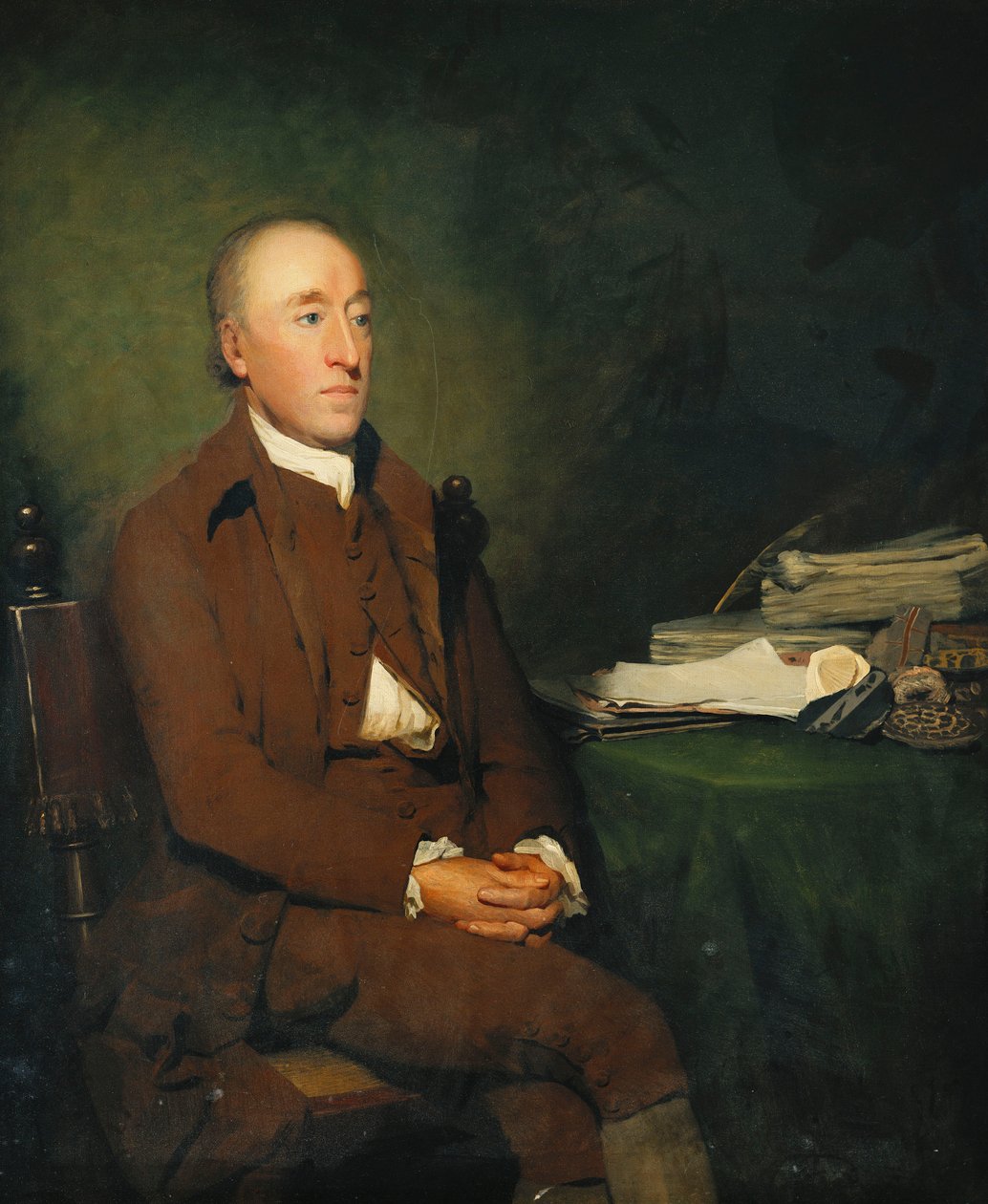 Dr. James Hutton portréja, háromnegyed hosszúságú, barna kabátban és nadrágban ülő fehér nadrágban, egy halom geológiai minta az asztalon mellette, alkotó: Henry Raeburn
