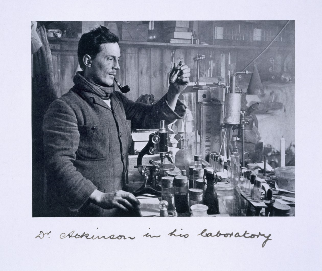 Dr. Atkinson a laboratóriumában, a „Scott utolsó expedíciójából” alkotó: Herbert Ponting