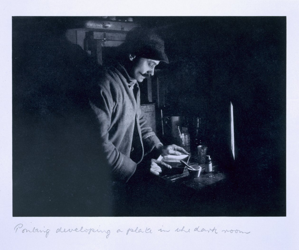 Ponting előhív egy tányért a sötét szobában, a „Scott utolsó expedíciójából” alkotó: Herbert Ponting