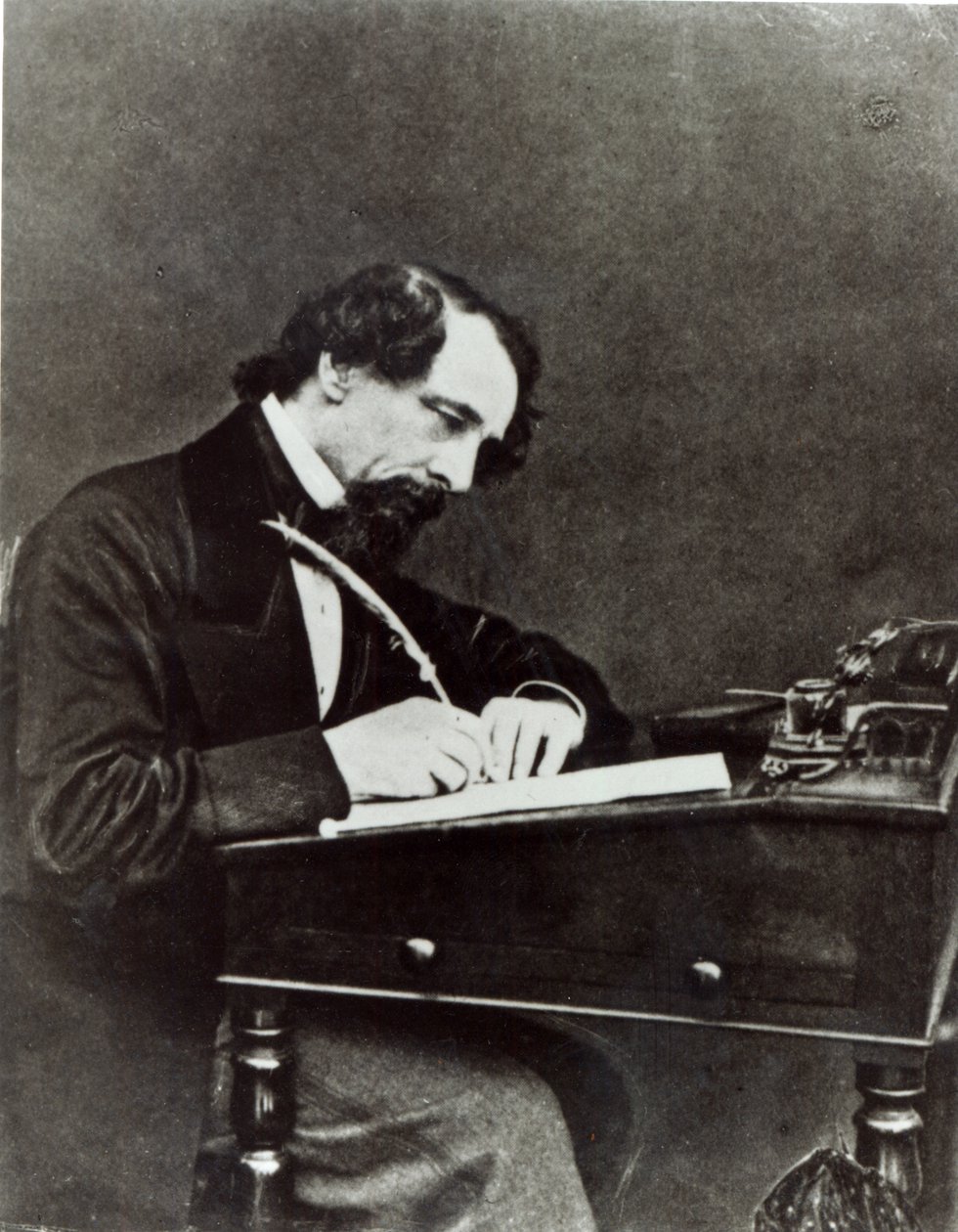 Charles Dickens (1812-70) az íróasztalánál, 1858 alkotó: Herbert Watkins