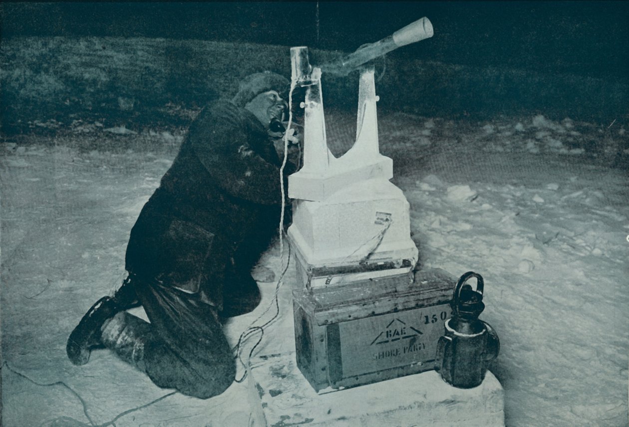 C. S. Wright megfigyelést készít a tranzittal., 1911. augusztus 8., 1913 alkotó: Herbert Ponting