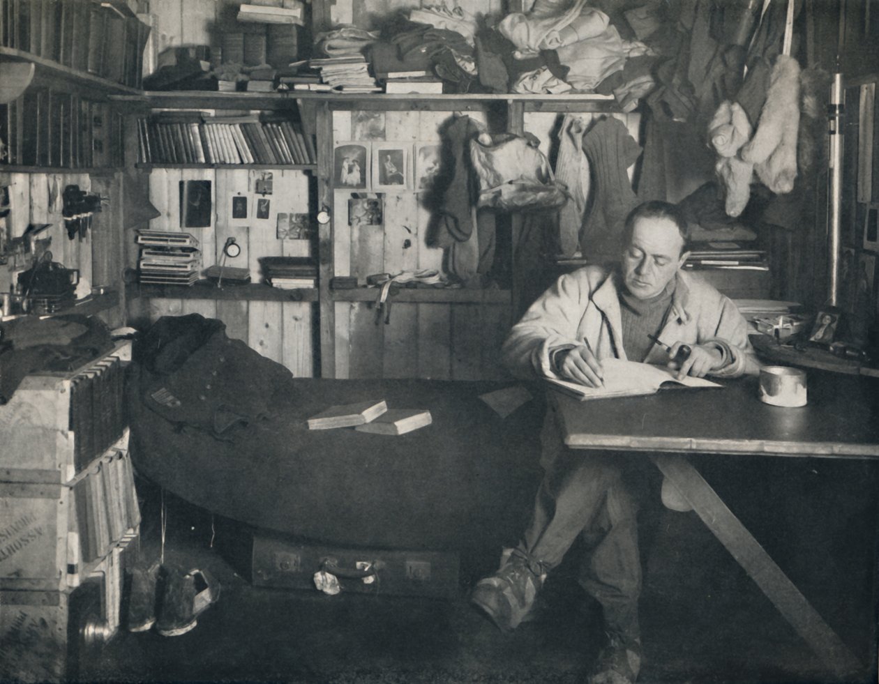 Scott kapitány a naplóját írja a Cape Evans-i kunyhóban, 1911, 1914. alkotó: Herbert Ponting