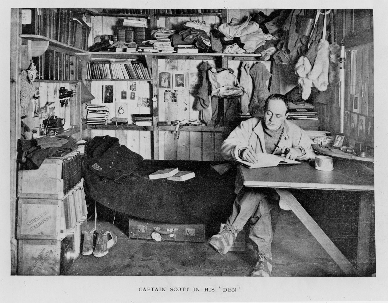 Scott kapitány a barlangjában a Winter Quartersben, 1911 alkotó: Herbert Ponting
