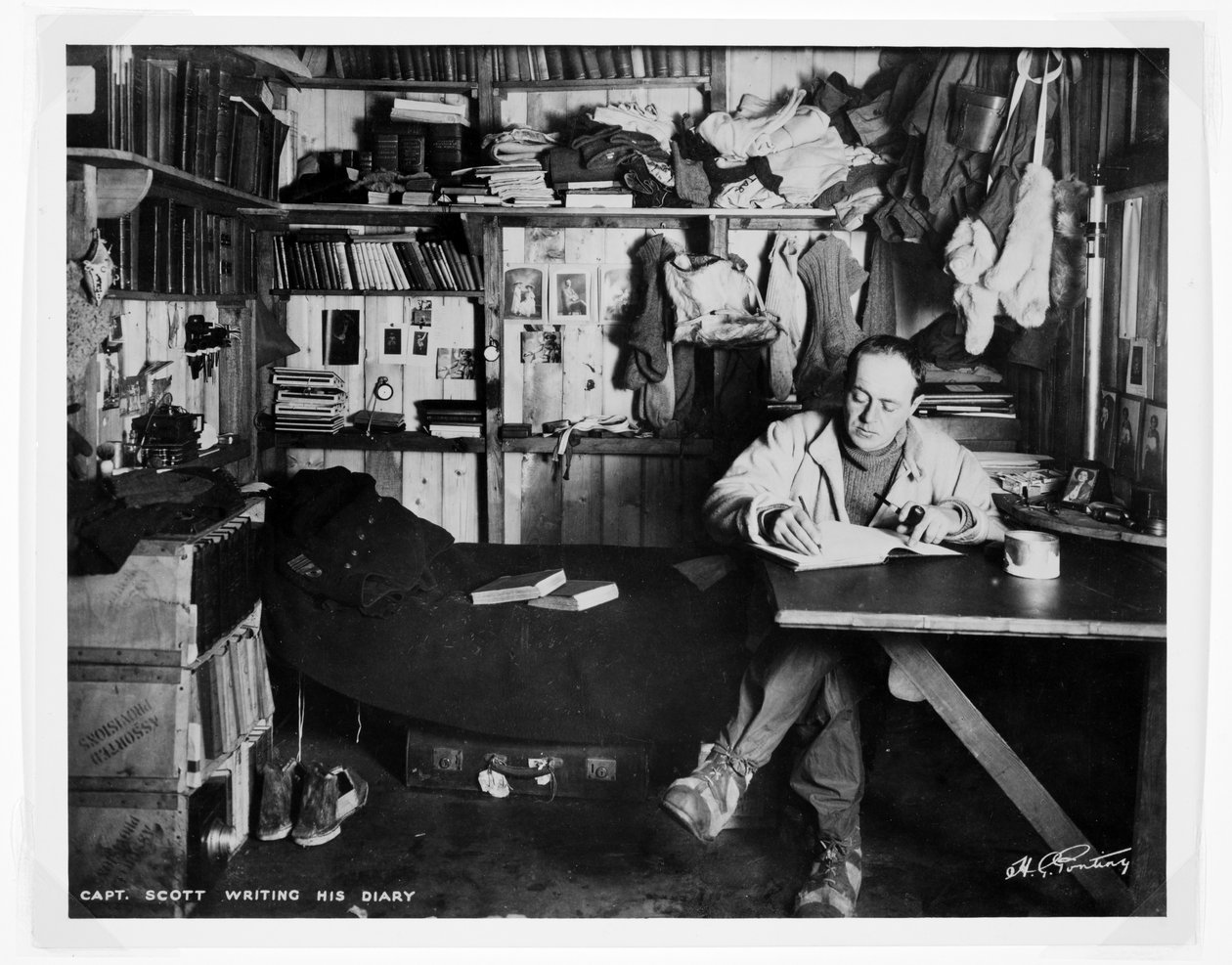 Scott kapitány naplóját írja a „Terra Nova” expedíció során (1910-1913) a Déli-sarkra (bromid nyomat) alkotó: Herbert Ponting