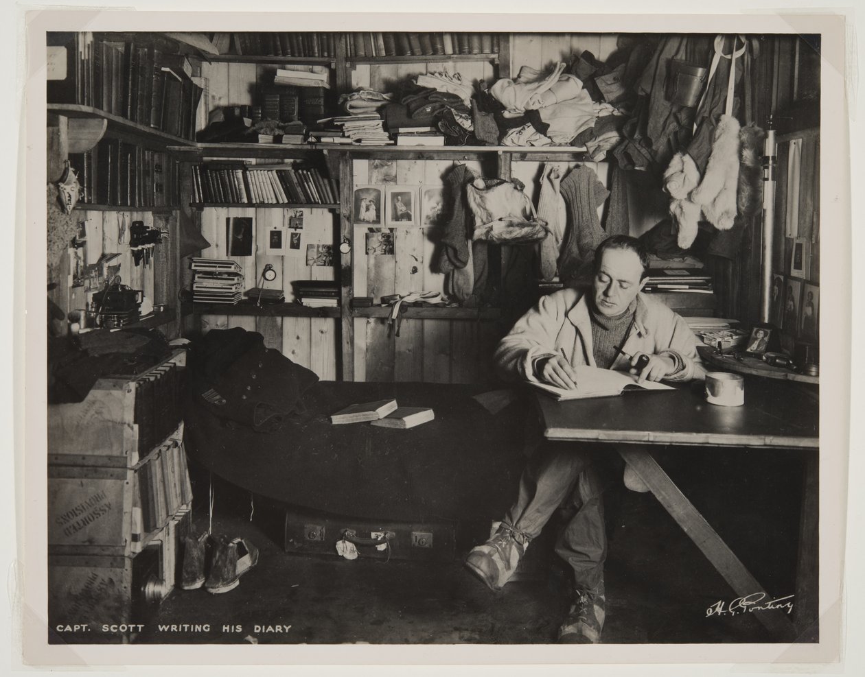 Scott kapitány naplóját írja a Terra Nova-expedíció során (1910-13) a Déli-sarkra (bromid nyomat) alkotó: Herbert Ponting