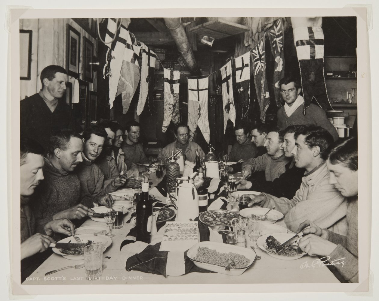 Scotts kapitány utolsó születésnapi vacsorája a Terra Nova-expedíció során (1910-13) a Déli-sarkra (bromid minta) alkotó: Herbert Ponting