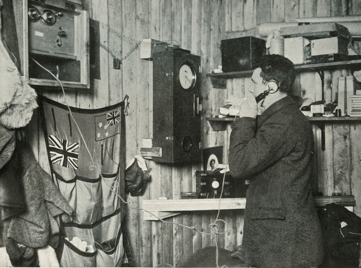Dr. Simpson a kunyhóban a telefon másik végén A megfigyelés időzítése, c1911, 1913 alkotó: Herbert Ponting