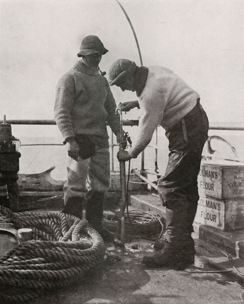 Dr. Wilson és Dr. Atkinson a szigonyfegyver betöltése, c19101913, 1913 alkotó: Herbert Ponting