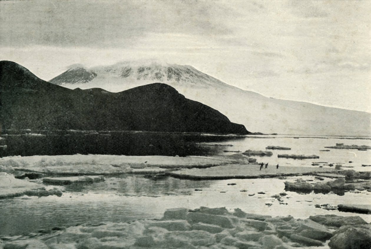 Belépés a McMurdo Soundba – Cape Bird és Mount Erebus, c19101913, 1913 alkotó: Herbert Ponting