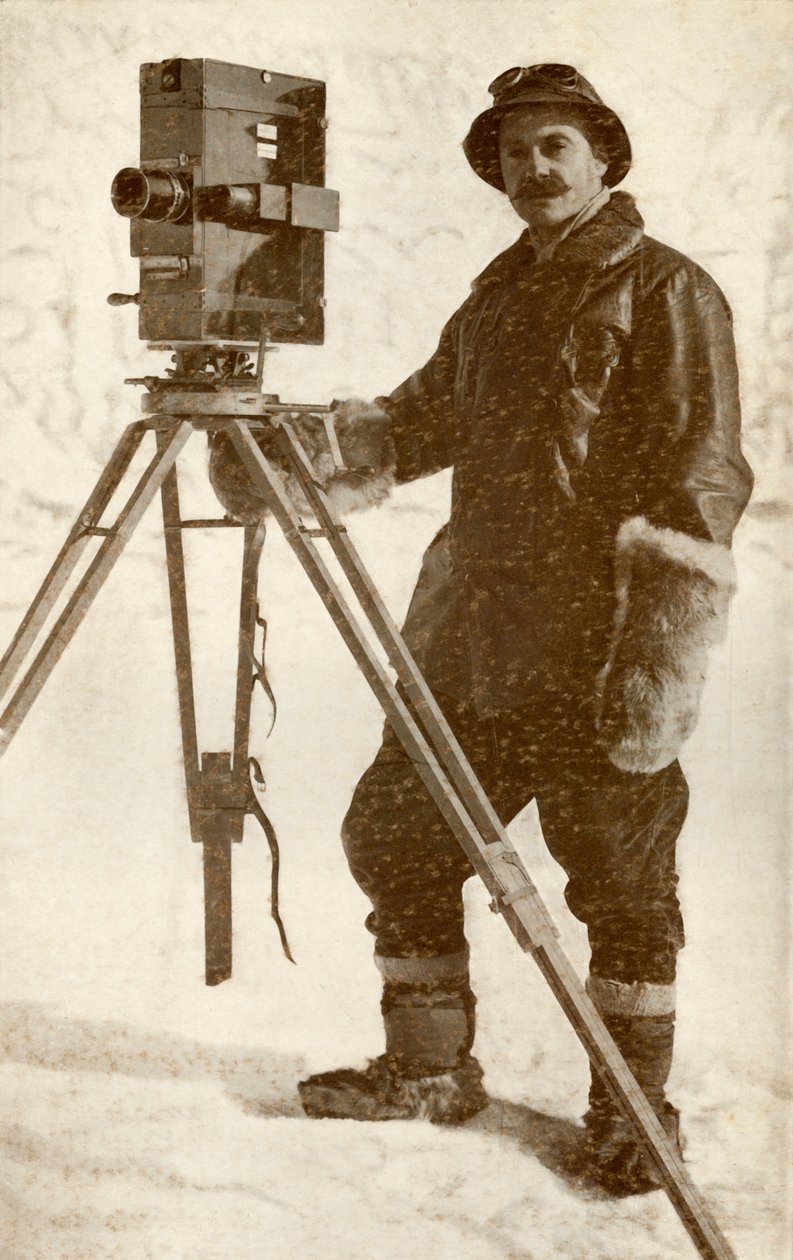 H. G. Ponting és egyik filmes kamerája, 1912. január, 1913. alkotó: Herbert Ponting