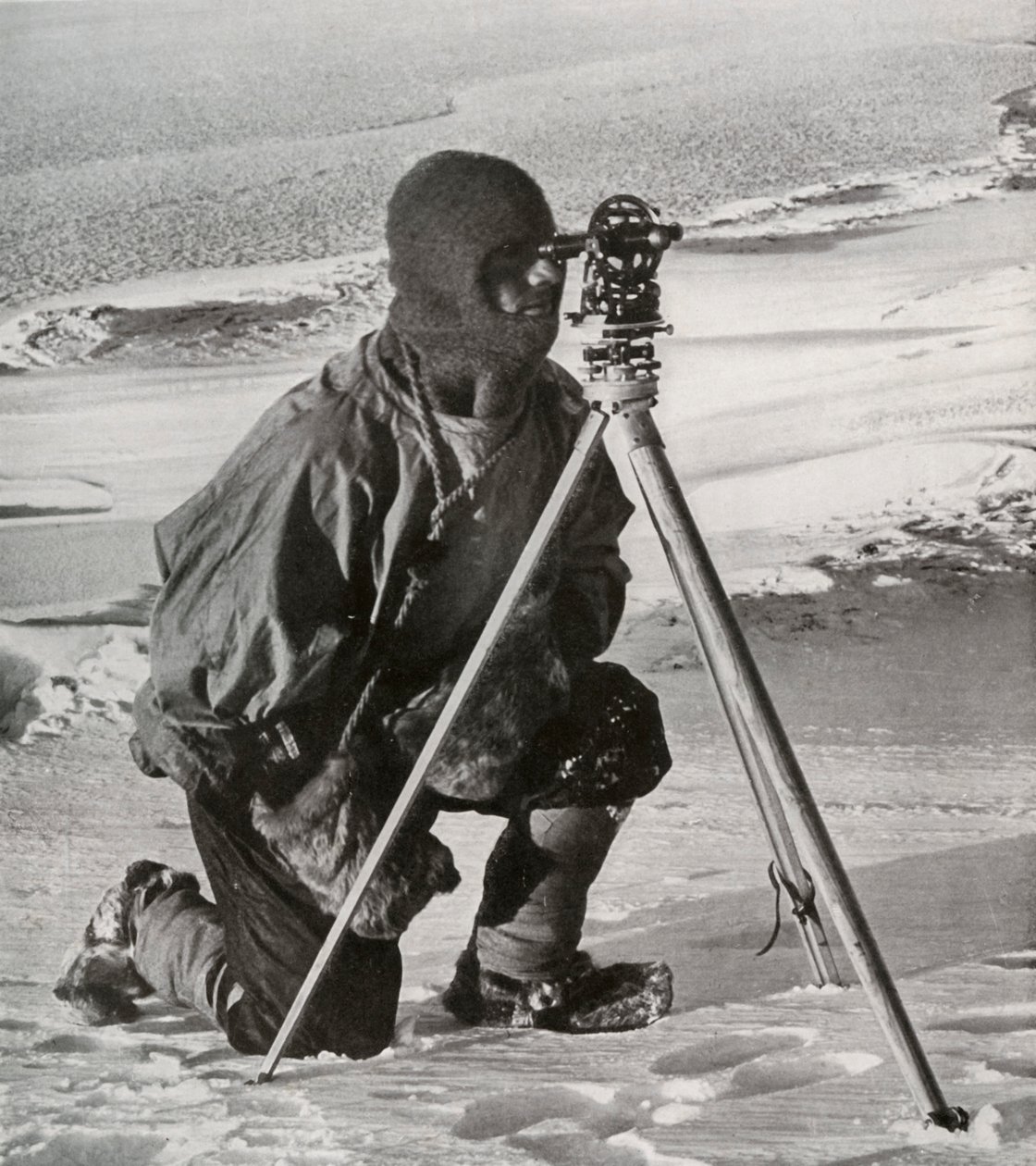 hadnagy E. R. G. R. Evans felmérése a négy hüvelykes teodolittal, 1911. október, 1913. alkotó: Herbert Ponting