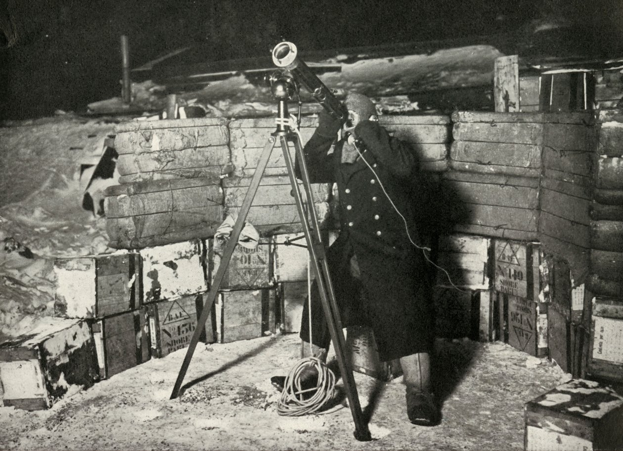 hadnagy Evans a Jupiter okkultációját figyeli, 1911. június 8., 1913 alkotó: Herbert Ponting