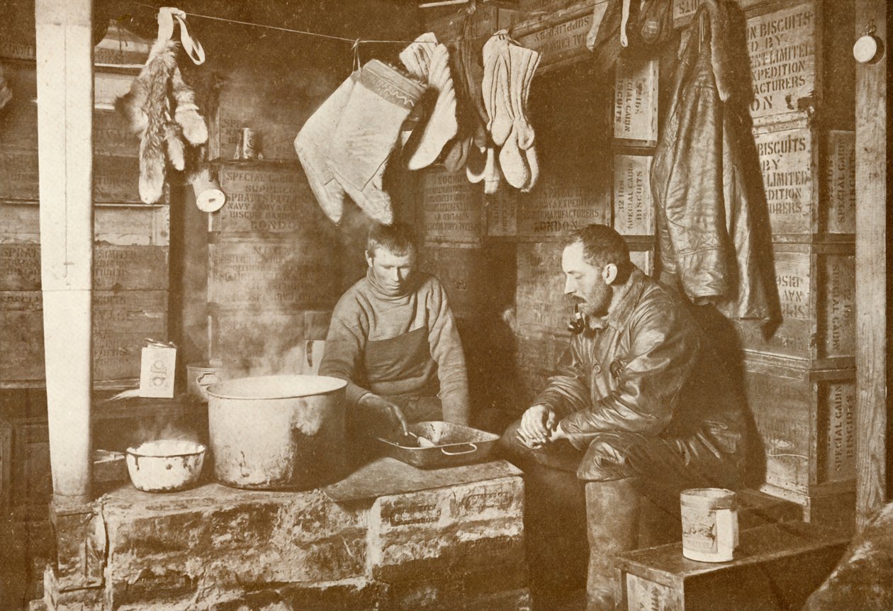 Meares és Demetri a Blubber Stove-nál a Discovery Hutban, 1911. november 3., 1913. alkotó: Herbert Ponting