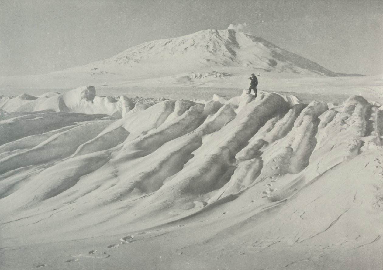 Erebus-hegy egy víz által koptatott jéghegy felett, 1911. október, 1913 alkotó: Herbert Ponting