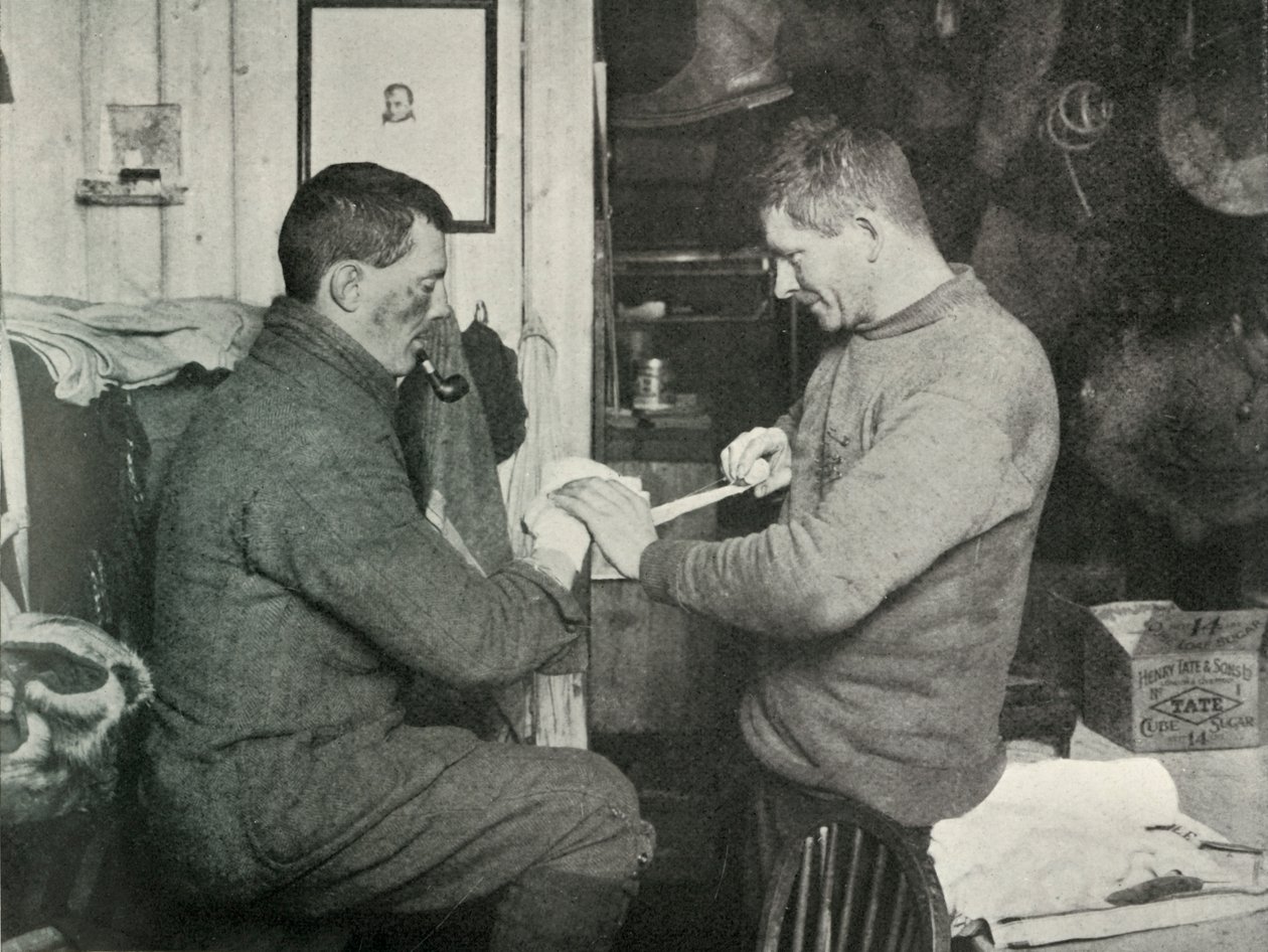 Evans altiszt, Dr. Atkinsons kezet bekötözve, 1911. július 5., 1913. alkotó: Herbert Ponting