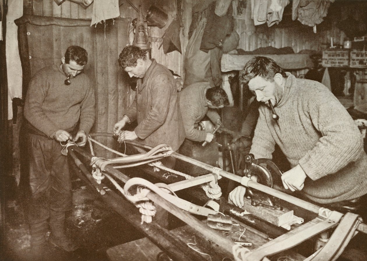 Szánkók előkészítése a sarki utazáshoz Crean, Forde, Lashly, P.O. Evans, 1911, 1913. alkotó: Herbert Ponting