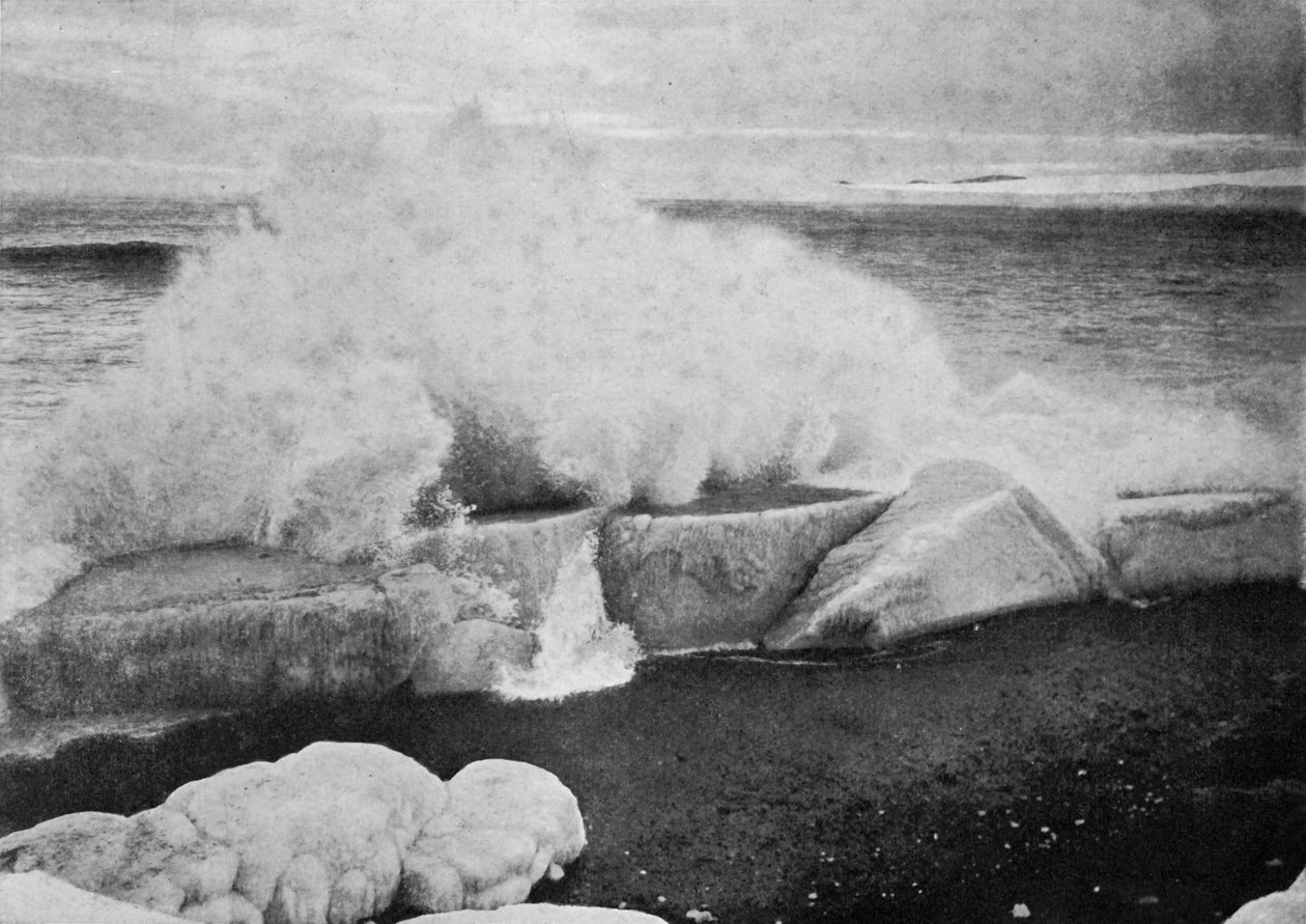 Szörftörés az elakadt jég ellen Cape Evansnél, c19101913, 1913 alkotó: Herbert Ponting