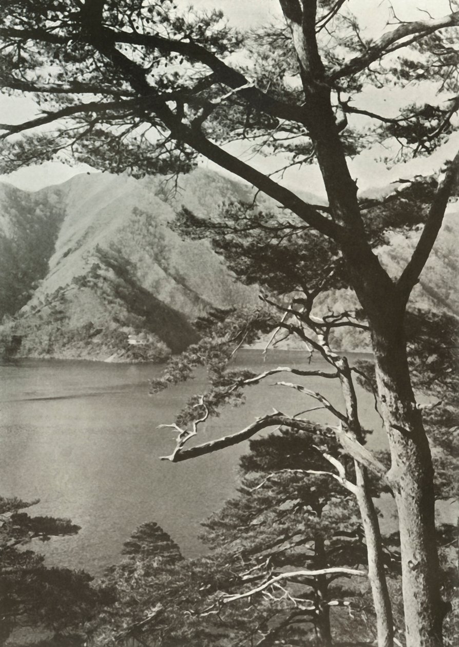 The Hotel Across The Lake, Shoji, 1910. alkotó: Herbert Ponting