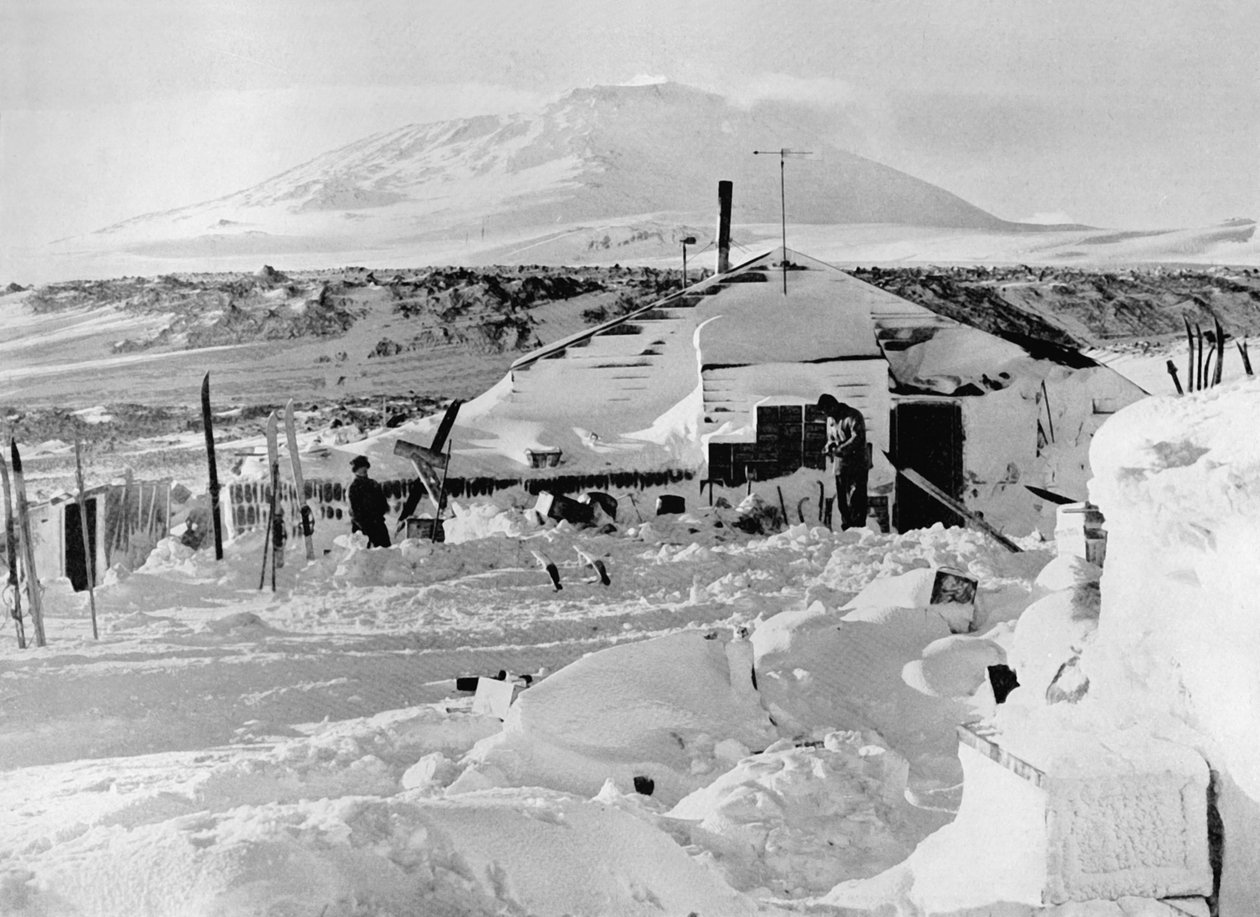A kunyhó a tél után, c1911, 1913 alkotó: Herbert Ponting