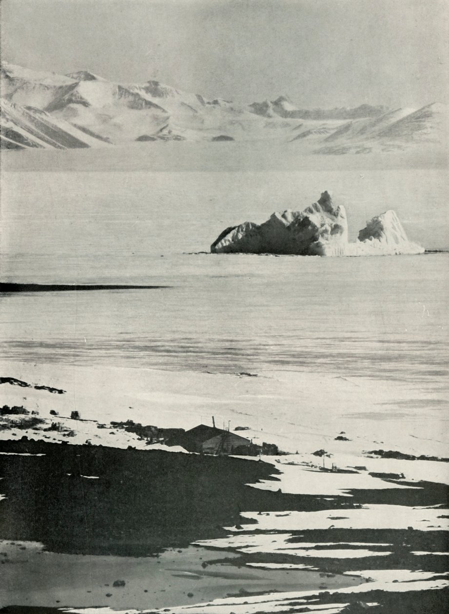 A kunyhó és a nyugati hegyek a rámpa tetejéről, c19101913, 1913. alkotó: Herbert Ponting