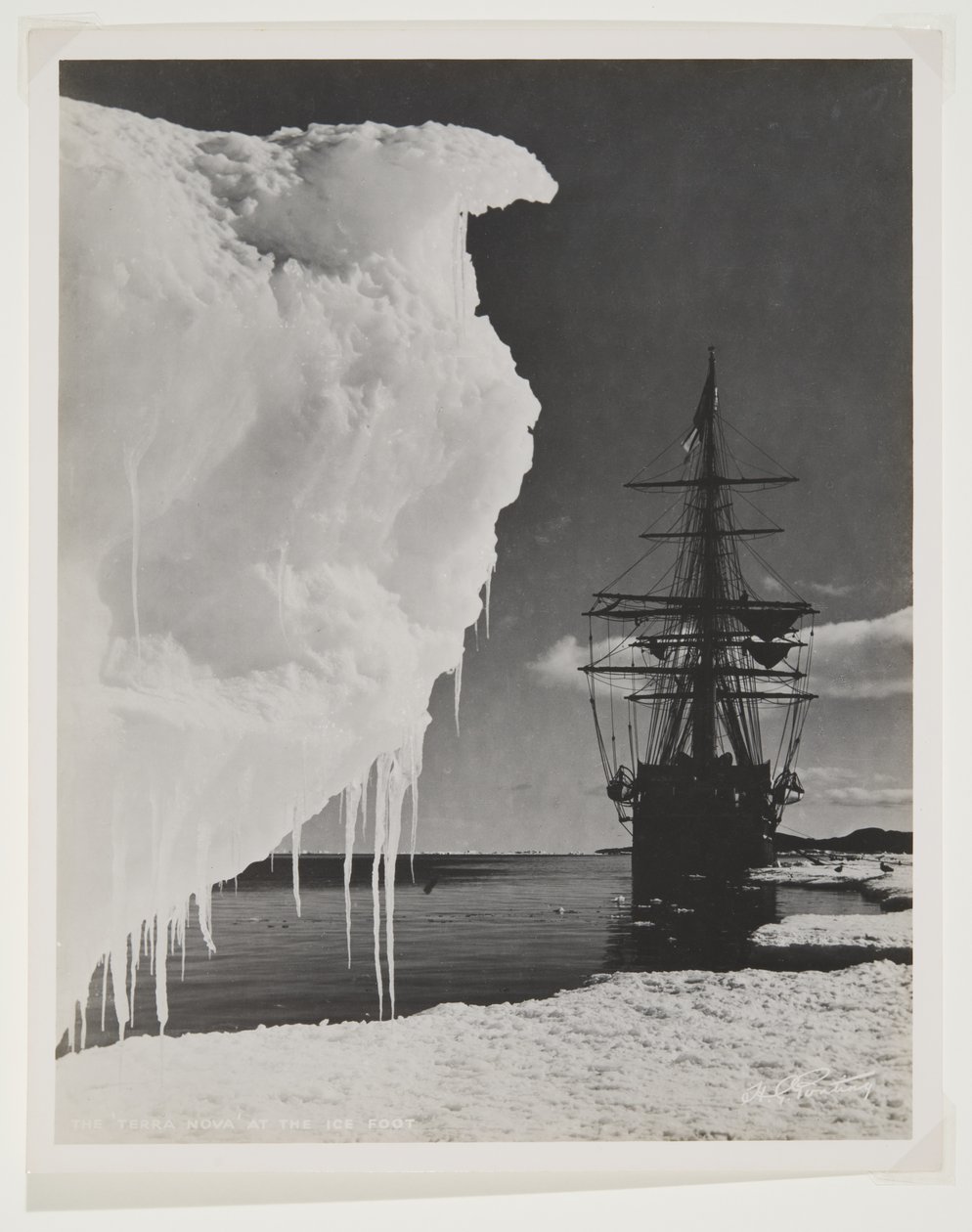 A Terra Nova a jéglábnál (bromid minta) alkotó: Herbert Ponting
