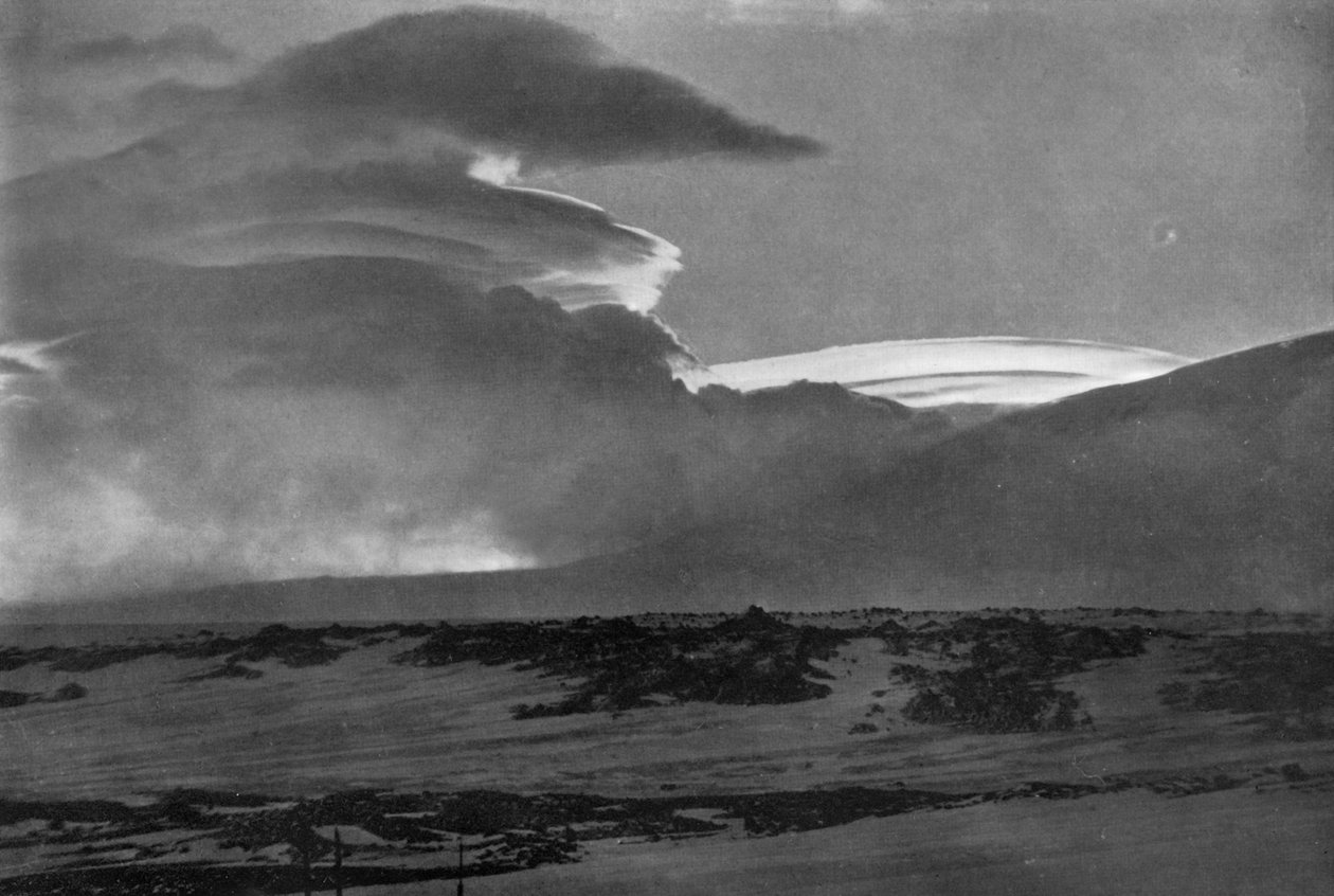 Bálnahátú felhők az Erebus-hegy felett, c19101913, 1913. alkotó: Herbert Ponting