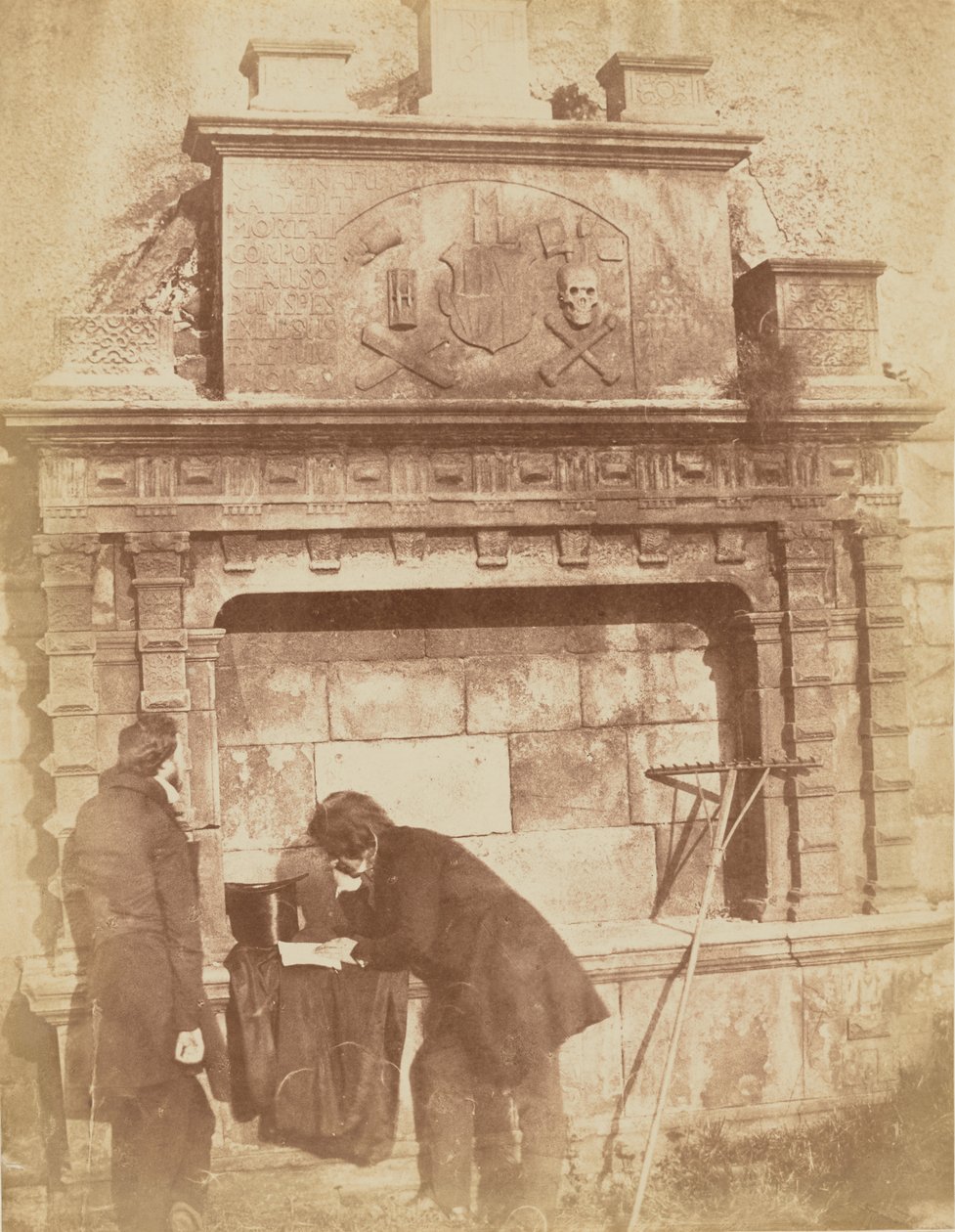 [D.O.Hill és egy barátja a Bethune emlékműnél, Greyfriars, Edinburgh] alkotó: Hill and Adamson