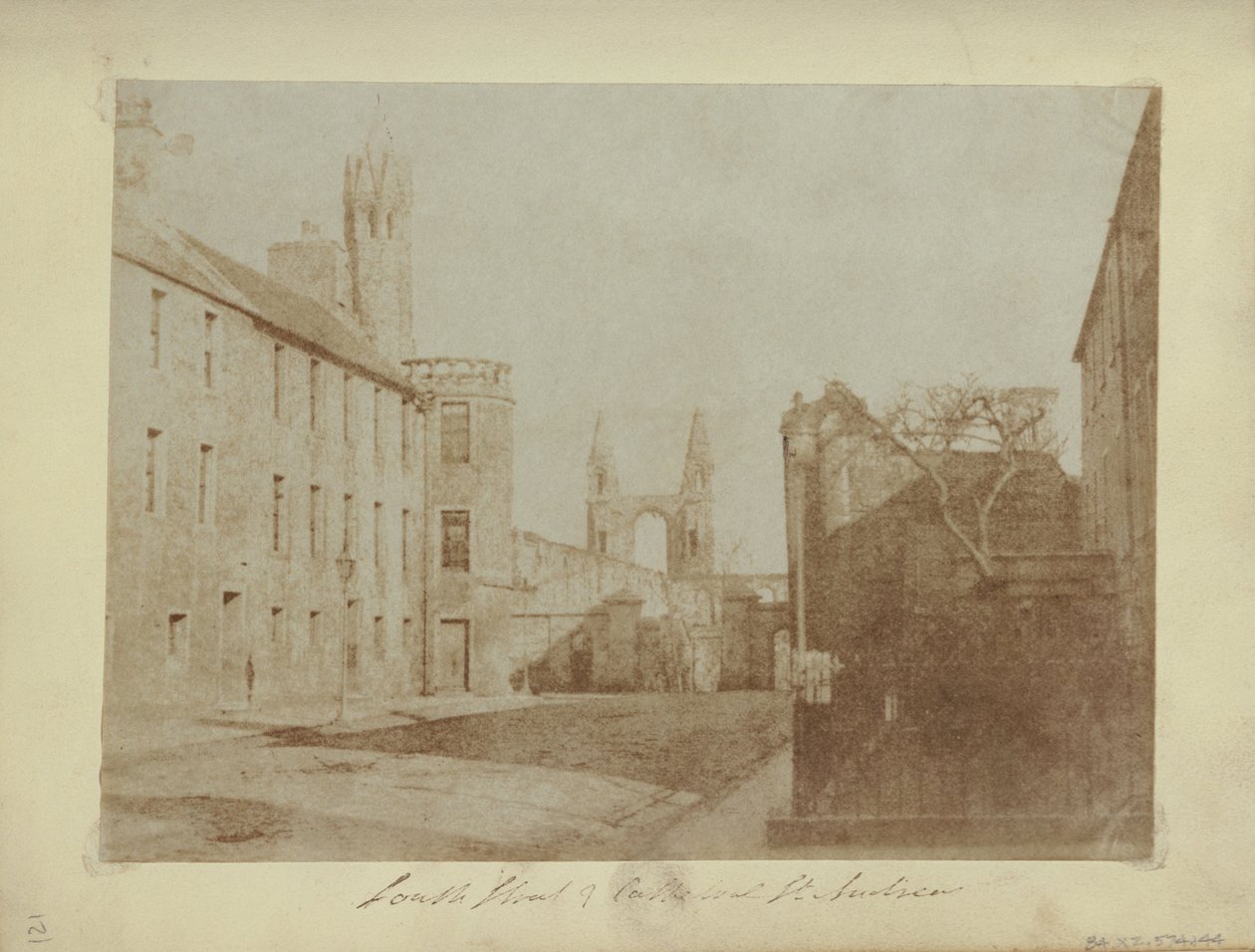A South Street keleti vége, St. Andrews, a katedrális romjaival a távolban. alkotó: Hill and Adamson