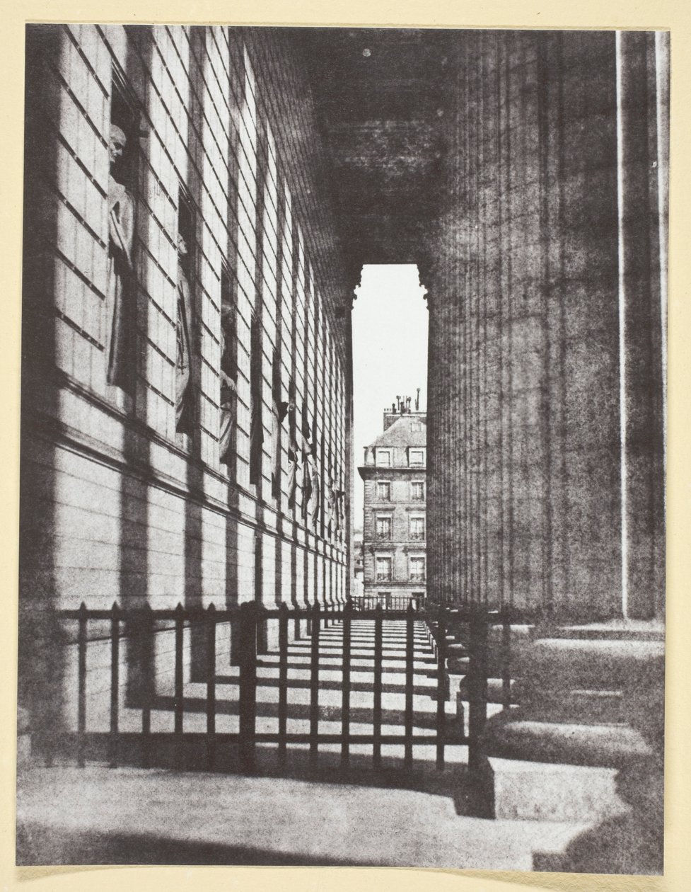 A Madeleine templom oszlopcsarnoka alkotó: Hippolyte Bayard