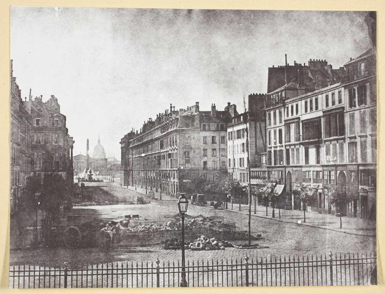 Rue Royale és az 1848-as barikádok maradványai alkotó: Hippolyte Bayard