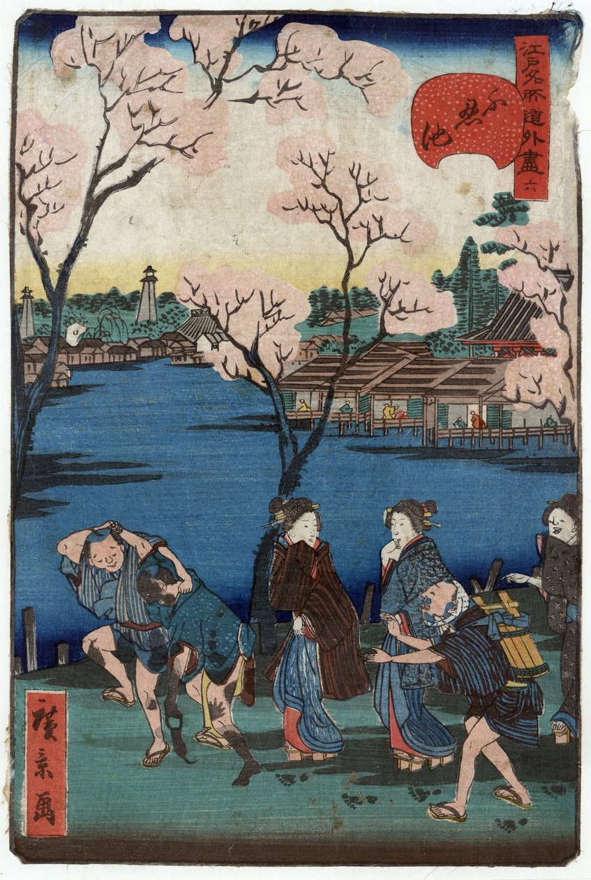 Shinobazu-tó, Tokió, Japán: emberek csoportja sétál a Shinobazu-tó partján, cseresznyevirágokkal és lakóházakkal a háttérben alkotó: Hirokage Utagawa