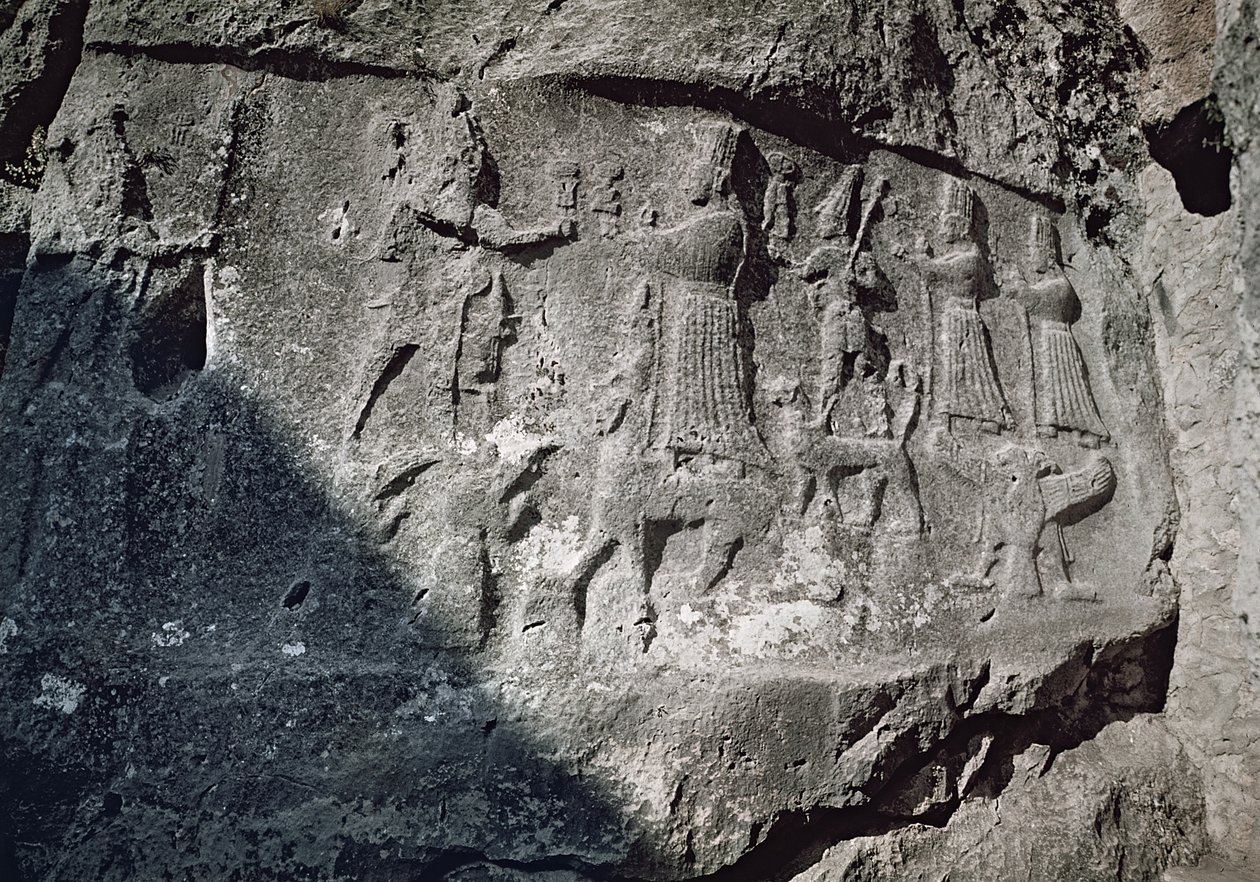 Részlet az "A" kamra domborműveiből, amelyek a viharisten, Teshub és a földanya istennő, Hepat misztikus házasságát ábrázolják fotó alkotó: Hittite