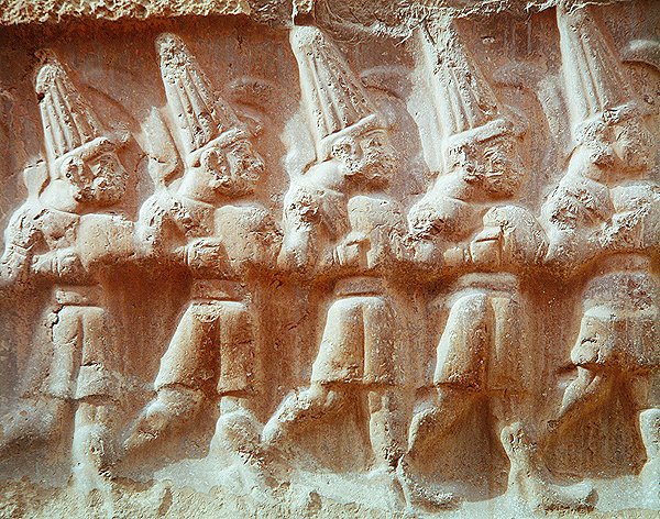 A fegyveres istenek körmenetének részlete (kő) alkotó: Hittite