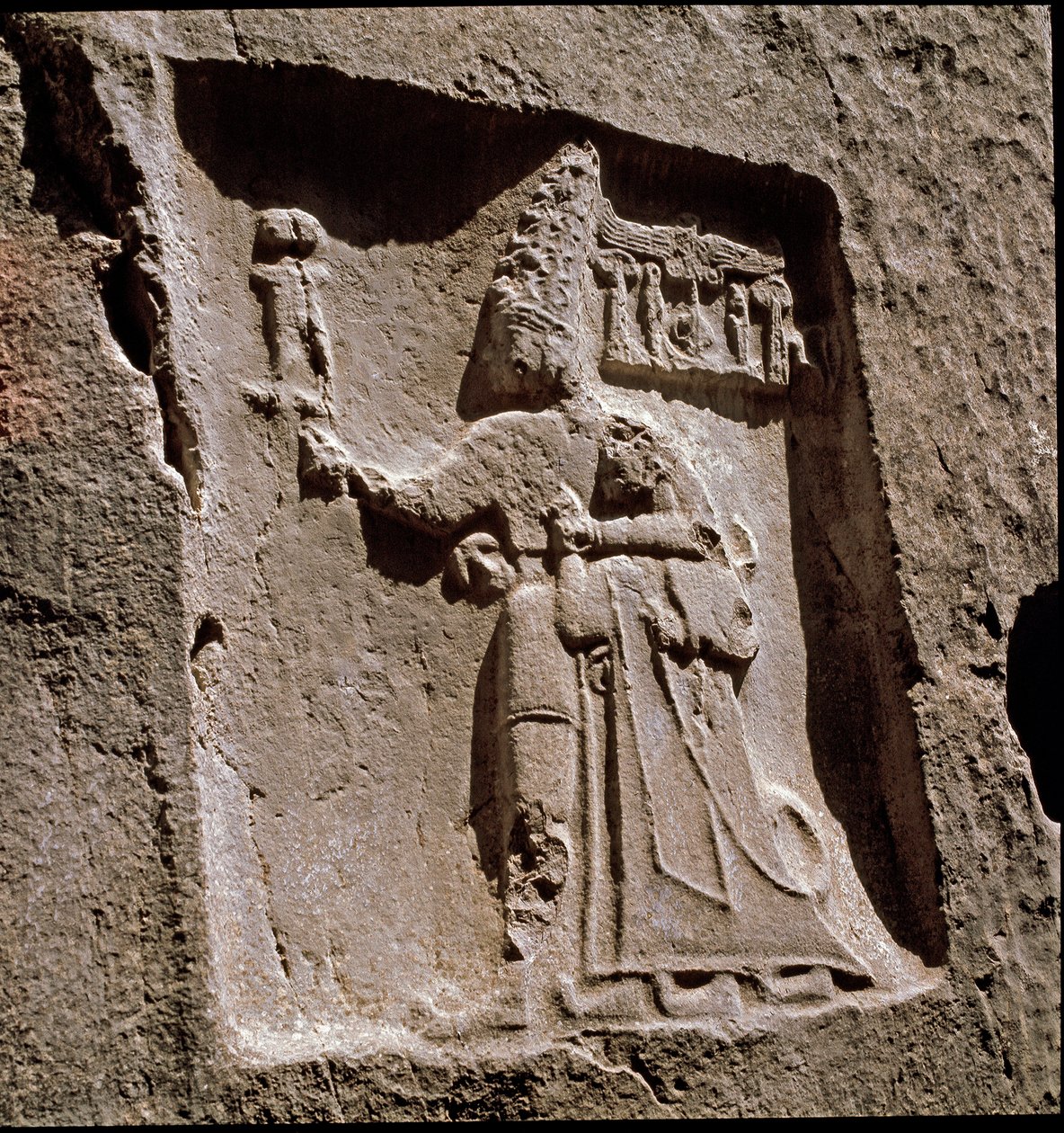 Tudhaliya királyt egy isteni védi (alacsony dombormű. Kr.e. 1250-1220 körül) alkotó: Hittite